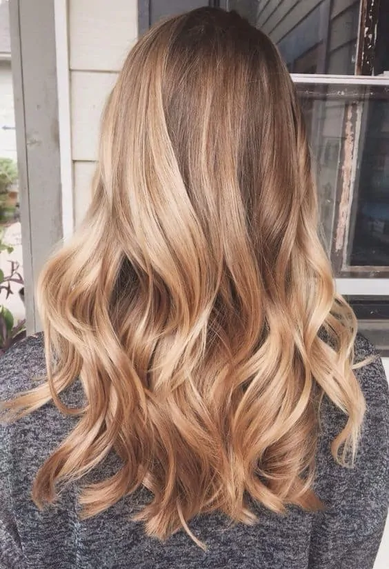 wavy hair style for golden color hair